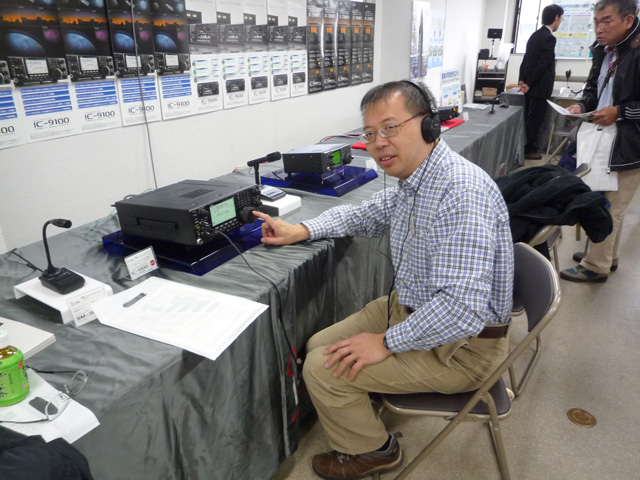 My friend Johnny Siu VR2XMC operating the IC-9100 at the Preview. Photo: VA7OJ.
